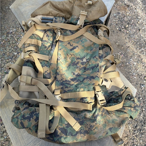 USMC Large Rucksack Complete with suspenders, kidney pad, and Lid - EUC - Picture 6 of 8